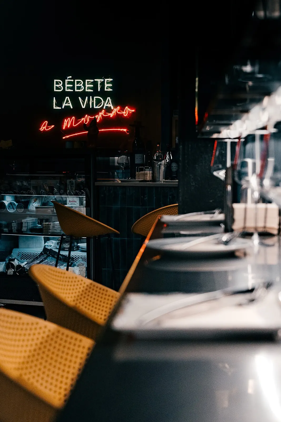 Letrero de neón «Bébete la vida a morro» en el Espacio AMORRO